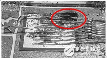 图 9：断裂封装键合线和烧灼芯片表面的照片。