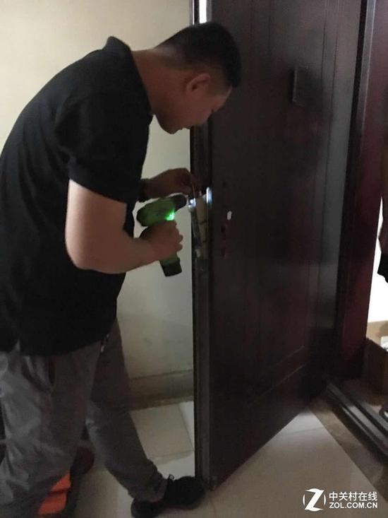 安装智能锁的师傅