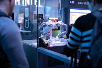 Intel-MWC-Booth-1-8