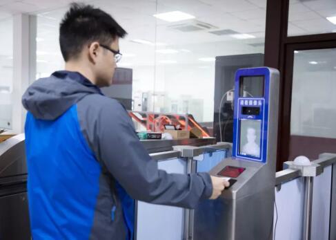 光鉴科技自主研发的3D人脸识别成功嵌入票证闸机系统 光鉴科技自主研发的3D人脸识别成功嵌入票证闸机系统