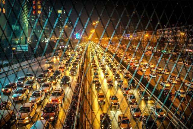 未来出行第一题：<a href='/article/tag/自动驾驶' target='_blank' style='cursor:pointer;color:#D05C38;text-decoration:underline;'>自动驾驶</a>的治堵方案真的可行吗？