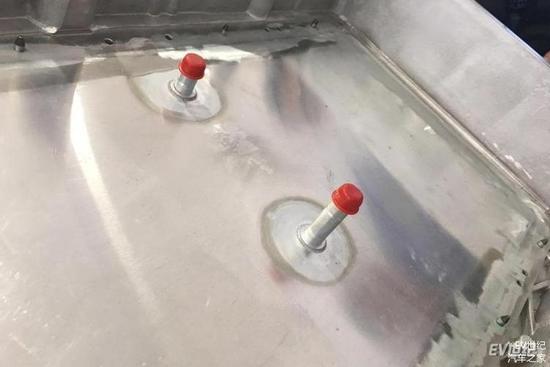 底部集成液冷系统的电池包 红色盖子的接口为冷却液出/入口