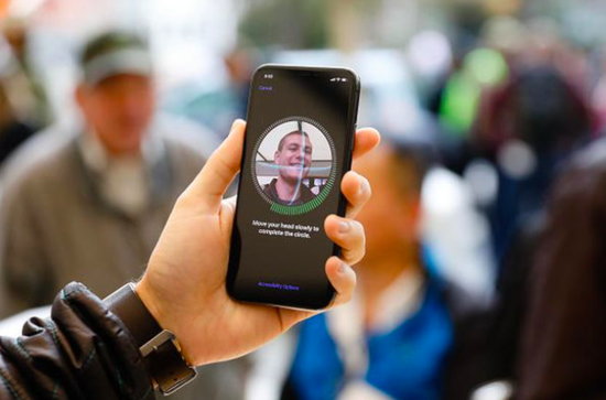 （雷锋网注：美国法官规定警察不能强迫人们用脸或指纹解锁手机。）