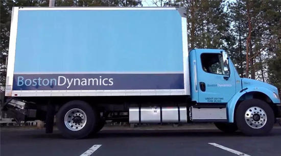 Boston Dynamics再秀肌肉,10台SpotMini排排队一起拉卡车 Boston Dynamics再秀肌肉,10台SpotMini排排队一起拉卡车