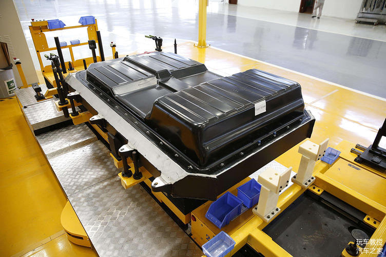 上图为腾势500的磷酸铁锂电池组