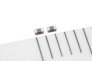 电压保护器件: 具有高ESD（静电放电）鲁棒性的车载以太网用贴片压敏电阻