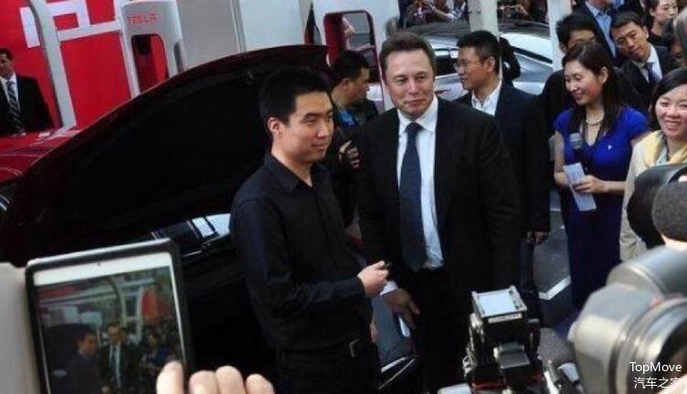 李想作为第一批特斯拉车主与马斯克合影 | 网络