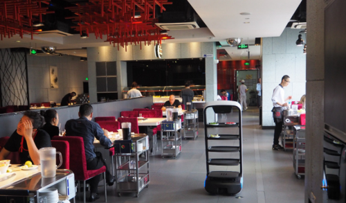 攻坚餐饮“效率战”，送餐机器人成行业“王牌”