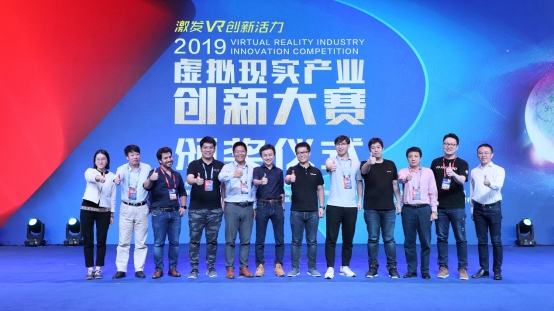 图片包含 站立, 人员, 伪装, 室内

描述已自动生成