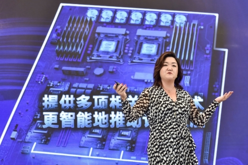 图片包含 室内, 地板, 电子产品, 人员

描述已自动生成