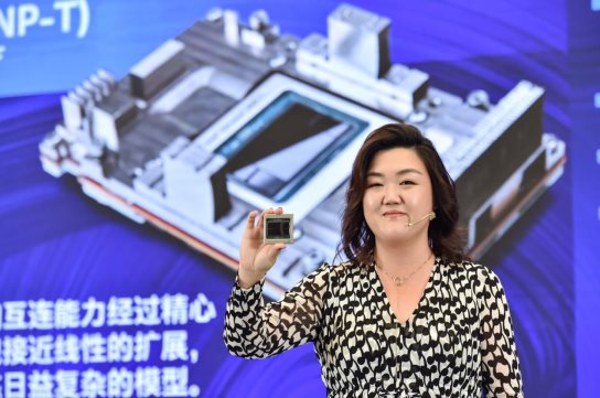 图片包含 人员, 妇女, 室内

描述已自动生成