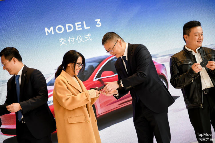 特斯拉 Model 3 交付仪式 ，每位车主得到一张卡片 | 现场拍摄