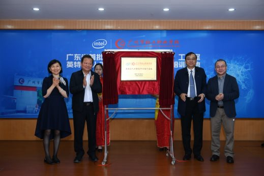 图片包含 地板, 室内, 天花板, 人员
描述已自动生成