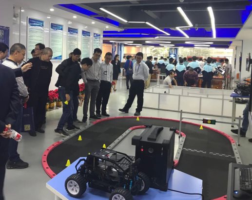 图片包含 室内, 天花板, 行李, 机场
描述已自动生成