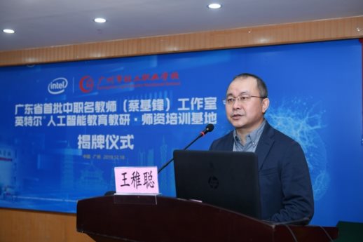 图片包含 室内, 人员, 墙壁, 天花板
描述已自动生成