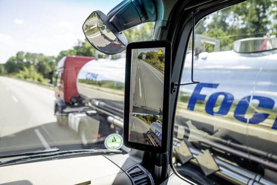 黑科技,前瞻技术,自动驾驶,奔驰卡车,奔驰卡车数字化摄像头,奔驰卡车外后视镜,奔驰卡车MirrorCam,汽车新技术 黑科技,前瞻技术,自动驾驶,奔驰卡车,奔驰卡车数字化摄像头,奔驰卡车外后视镜,奔驰卡车MirrorCam,汽车新技术