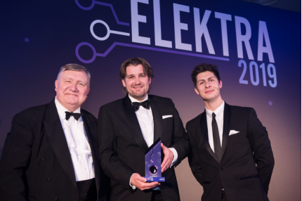 图片包含 人员, 男士, 西装, 服装

描述已自动生成