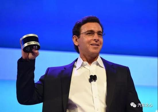 前福特 CEO Mark Fields 拿着 Velodyne 的 Puck 多线激光雷达 前福特 CEO Mark Fields 拿着 Velodyne 的 Puck 多线激光雷达