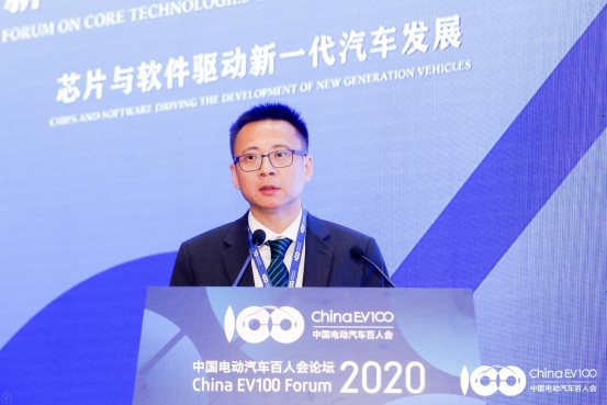 图片包含 男士, 人员, 文字
描述已自动生成