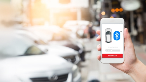 图片包含 室内, 人员, 掌握
描述已自动生成