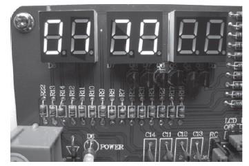 点击放大图片 图5 从93C46 读出的数据通过数码管显示