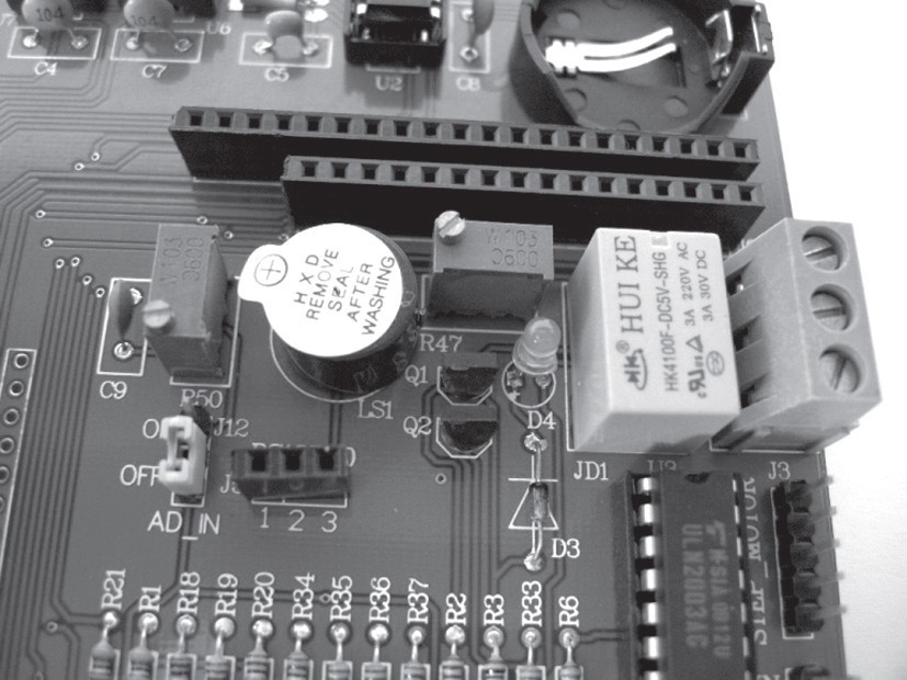 图2 蜂鸣器和继电器实验演示图