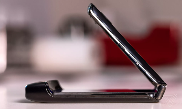 Razr折叠起来确实很酷（图来自The Verge）