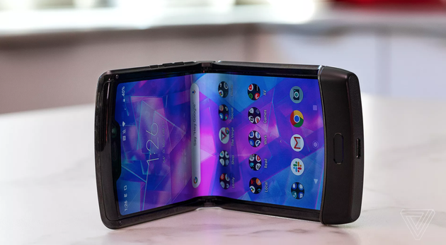 Razr的铰链设计能减少屏幕折痕（图来自The Verge）