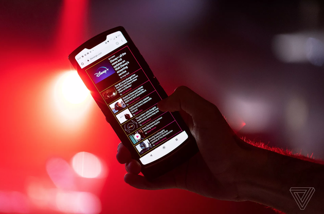 The Verge认为Razr的屏幕似乎没那么好（图来自The Verge）