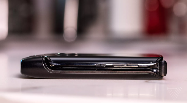 Razr盒盖时的样子（图来自The Verge）