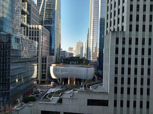 Razr折叠屏手机拍照样张（来自The Verge）