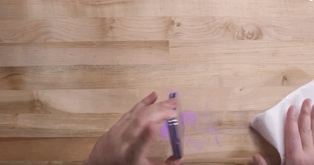 从手机中震出许多灰尘