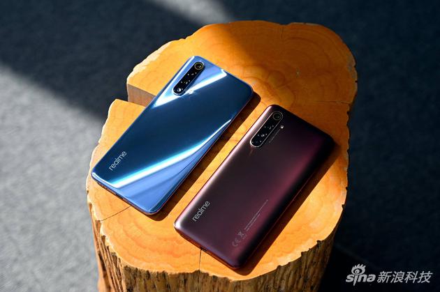  X50 Pro的外观更加沉稳，更具旗舰范