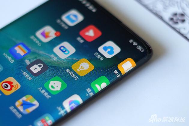 曲面近乎垂直的瀑布屏