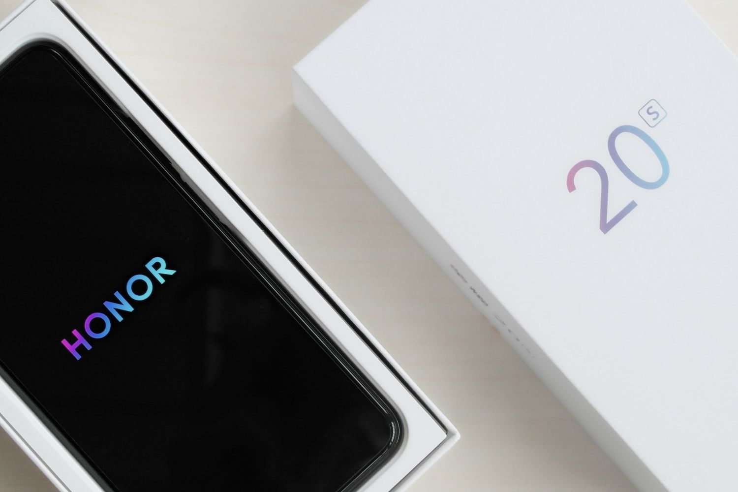 荣耀20S VS 9X ,360°无死角对比谁是最强中端_新浪众测