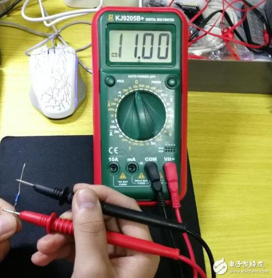 如何用万用表的电阻档来测量电阻值