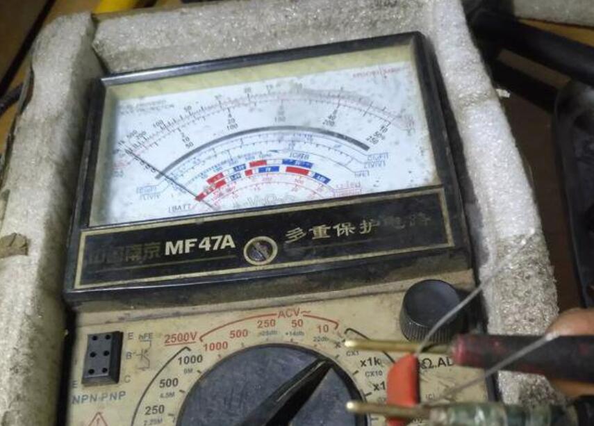 如何用指针式万用表测量103瓷片电容