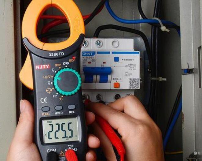 万用表和钳形表检测电流的原理及区别