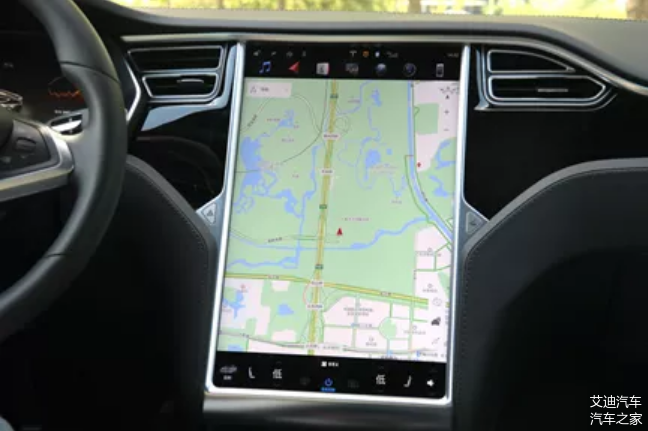 Model S的17英寸中控屏