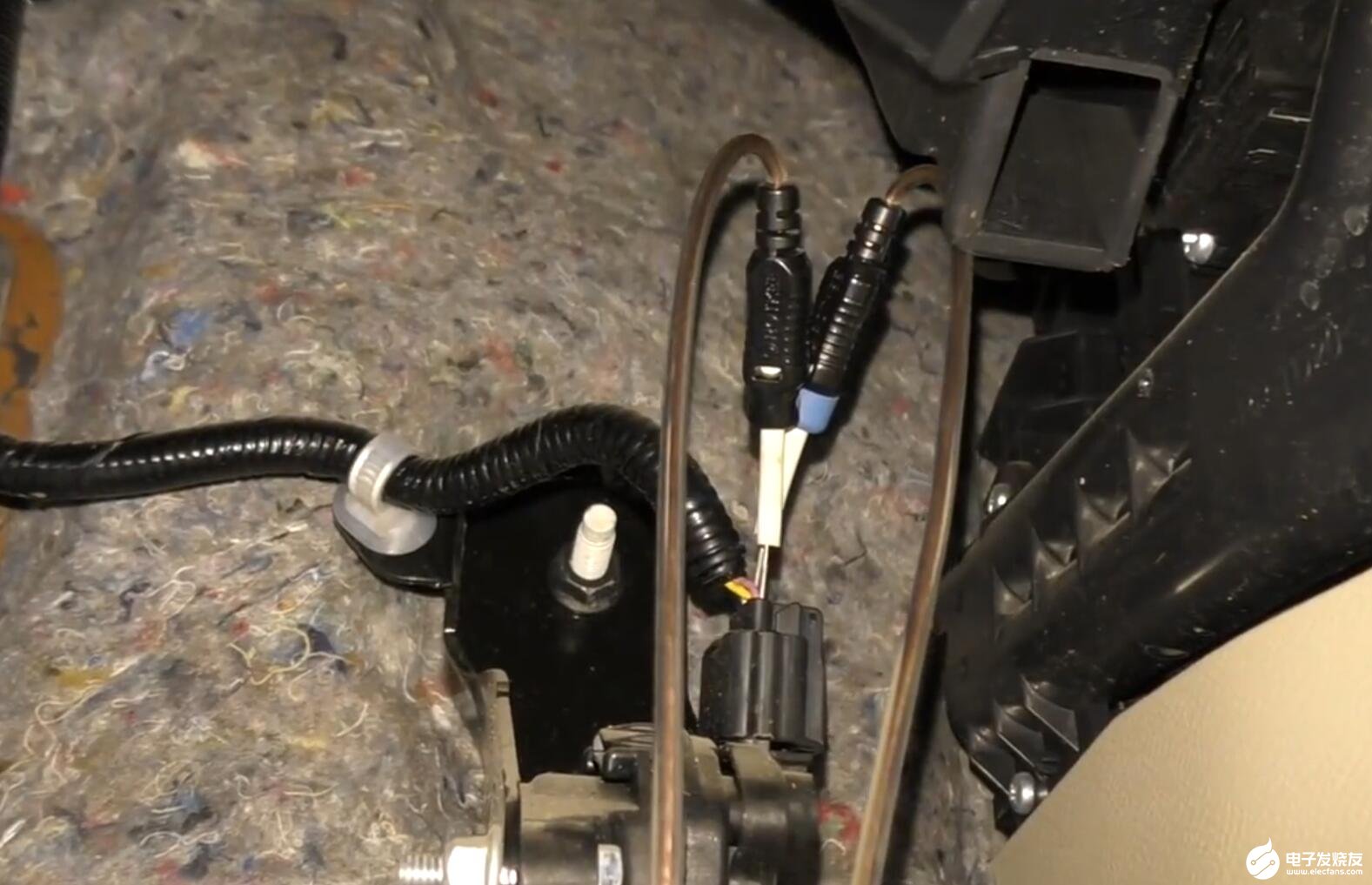 如何利用示波器测量加速器踏板传感器的信号