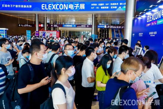 人们站在人群中

描述已自动生成