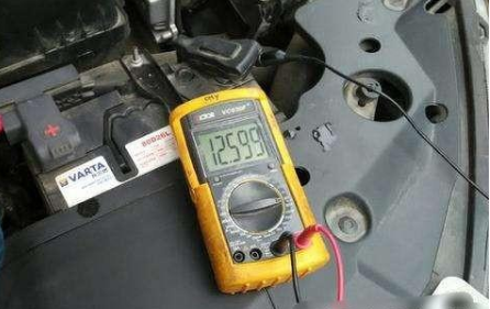 如何判断汽车的电瓶是否需要进行充电