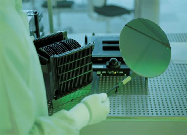 芯片危机笼罩全球汽车业，国产芯片替代机遇来临？