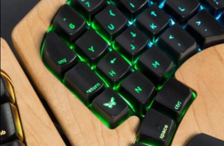 传统51单片机IO接口只可以作为标准双向IO接口，如果用其来驱动LED只能用灌电流的方式或是用三极管外扩驱动电路。