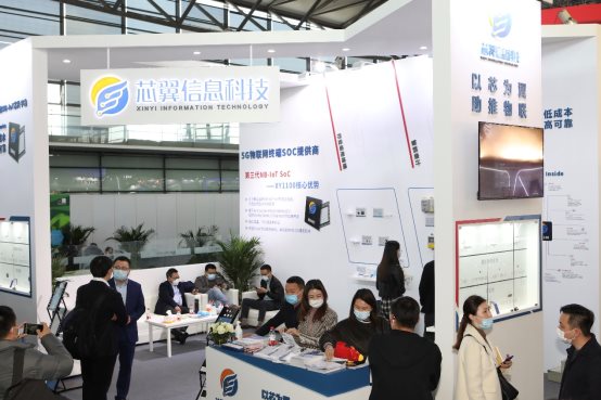 一群人在台上演讲

描述已自动生成