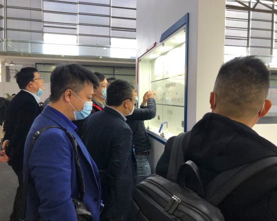 一群人正在聊天

描述已自动生成