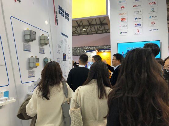 一群人站在柜台前

中度可信度描述已自动生成