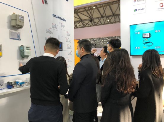 一群人正在聊天

描述已自动生成