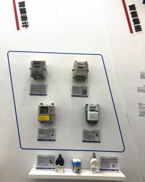 桌子上放了不同类型的电子产品

中度可信度描述已自动生成