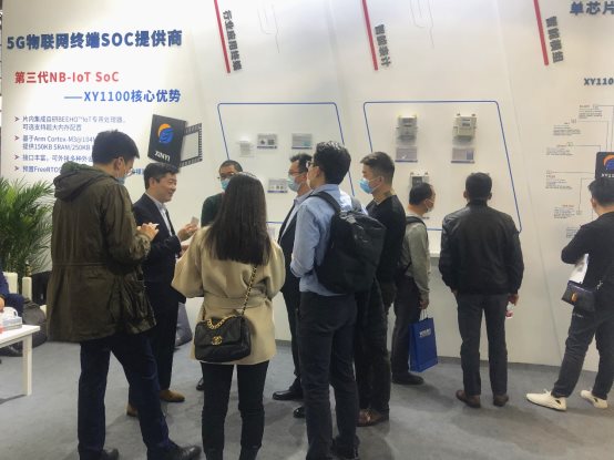 一群人站在门前

描述已自动生成